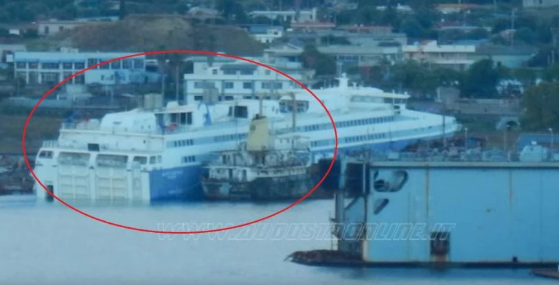 Η κατάντια του άλλοτε «βασιλιά» του Αιγαίου: Σαπίζει ημιβυθισμένο το «Αίολος Κεντέρης» – Βίντεο